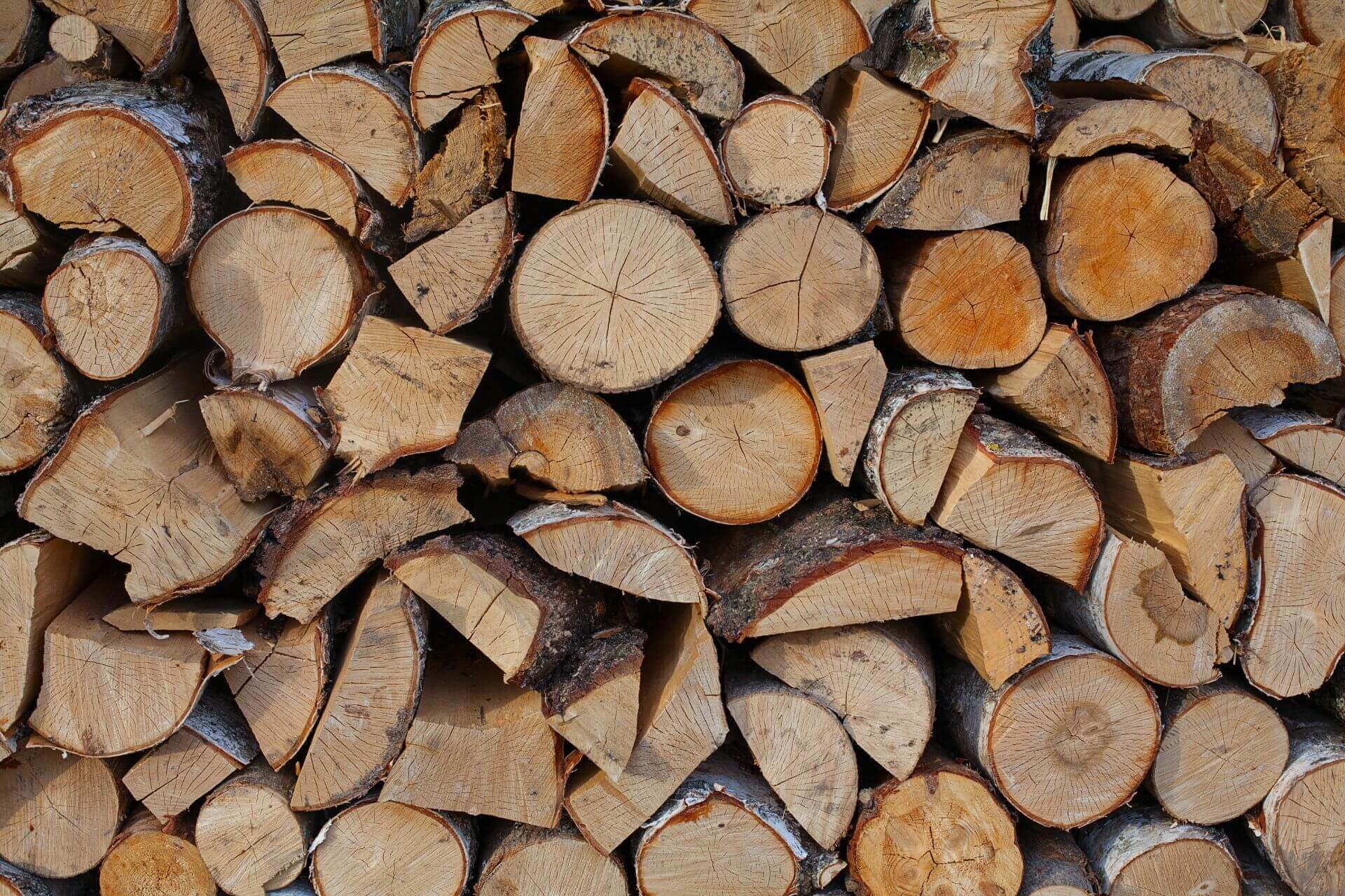 Bois de chauffage empilé